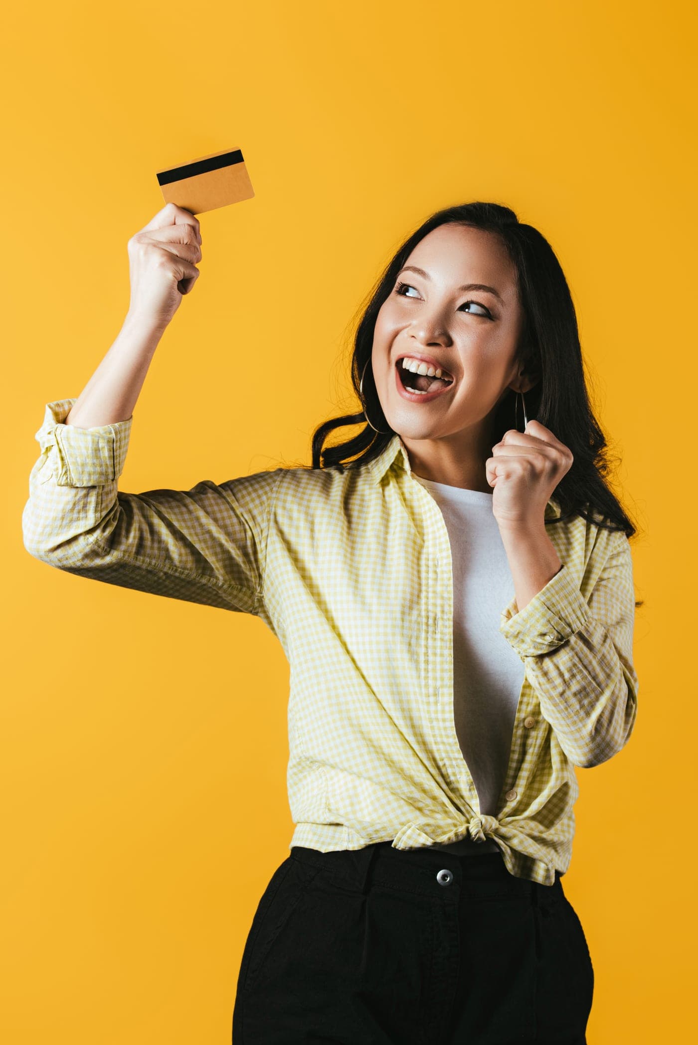 Mujer feliz con tarjeta de crédito